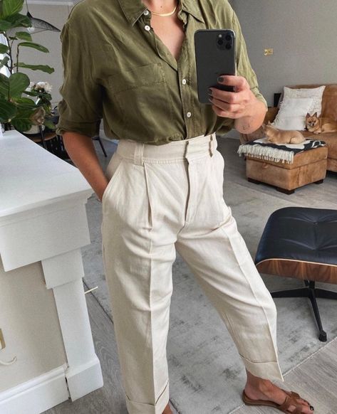 Women's Pleated Khaki Pant Trend. Khaki Pants Outfit Women Casual, Khaki Shirt Outfit, Olive Green Shirt Outfit, Khaki Pants Outfit Women, Outfit Women Casual, Green Shirt Outfits, Colored Pants Outfits, Khaki Pants Outfit, Khakis Outfit