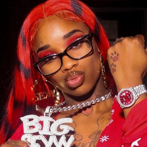 Female Rappers Aesthetic, Cool Pfps For Discord, Black Female Artists, Cute Banners, Red Icons:), Hottest 100, Relaxed Jeans, Female Rappers, Cute Rappers