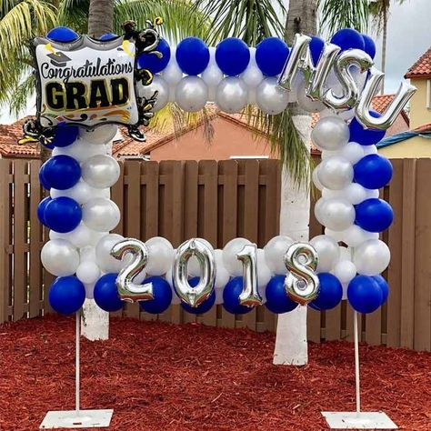 White And Blue Graduation Decor Ideas #ballons #whiteblueballons ★ Graduation is so soon, and it means that it is time to look through graduation party decoration ideas. Check out our simple, DIY, outdoor and other decoration ideas! ★ #graduationdecorations #graduation #decorations Graduation Party Decoration Ideas, Boys High School Graduation Party, Graduation Party Pictures, High School Graduation Party Decorations, Decoration Creche, Backyard Graduation Party, Outdoor Graduation Parties, Outdoor Graduation, Boy Graduation