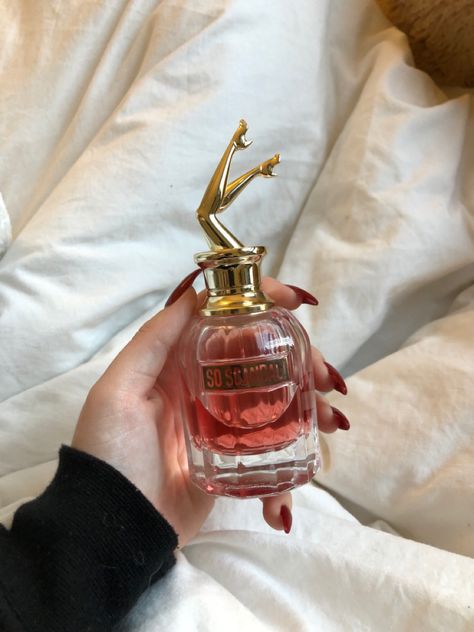 Scandal Perfume Aesthetic, Penhaligons Perfume Aesthetic, Perfume Photography Ideas, Aesthetic Perfume Pictures, Classy Perfume Aesthetic, Rich Perfume Aesthetic, Victoria Secret Vanilla, Fragrance Photography, Perfume Organization