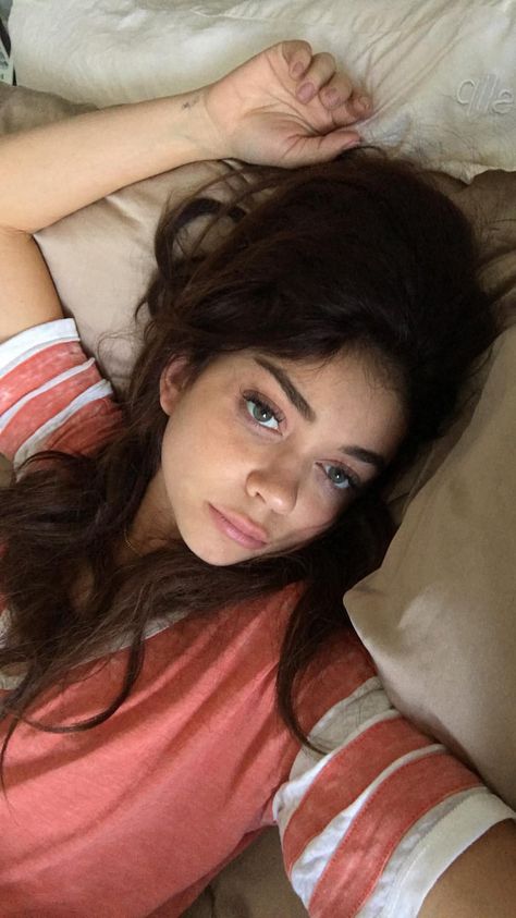 Hungover Sarah Hyland Instagram, Sarah Hyland Icon, Sarah Hyland Aesthetic, Hailey Modern Family, Hailey Dunphy, Sara Hyland, Haley Modern Family, Modern Family Haley, Haley Dunphy