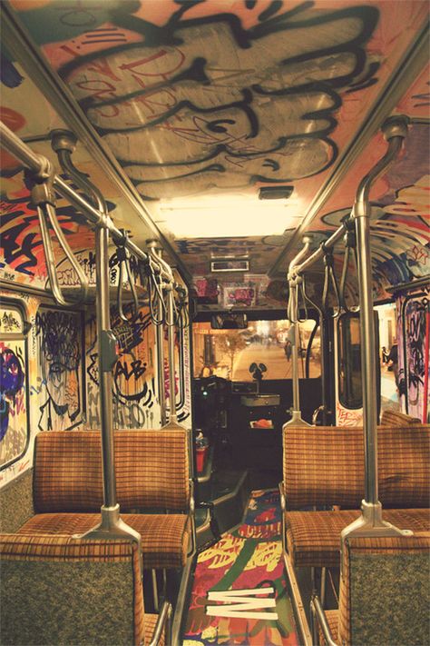 Graffiti Furniture, Public Transit, Photographie Inspo, Street Graffiti, Gambar Figur, Grunge Photography, Street Art Graffiti, City Aesthetic, Pretty Places