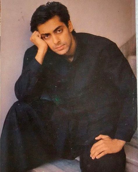 Salman Khan Young, Salman Khan Wallpapers, Happy Birthday Icons, 90s Bollywood Aesthetic, Salman Khan Photo, Kuch Kuch Hota Hai, Cute Cat Memes, Indian Star, 90s Bollywood