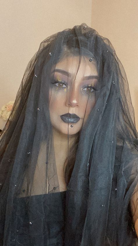 Maquillaje de Halloween Goth Women, Halloween Outfit, Eyeshadow Makeup, Halloween Outfits, Halloween Face, Face Makeup, Halloween Face Makeup, Halloween Costumes, Concert