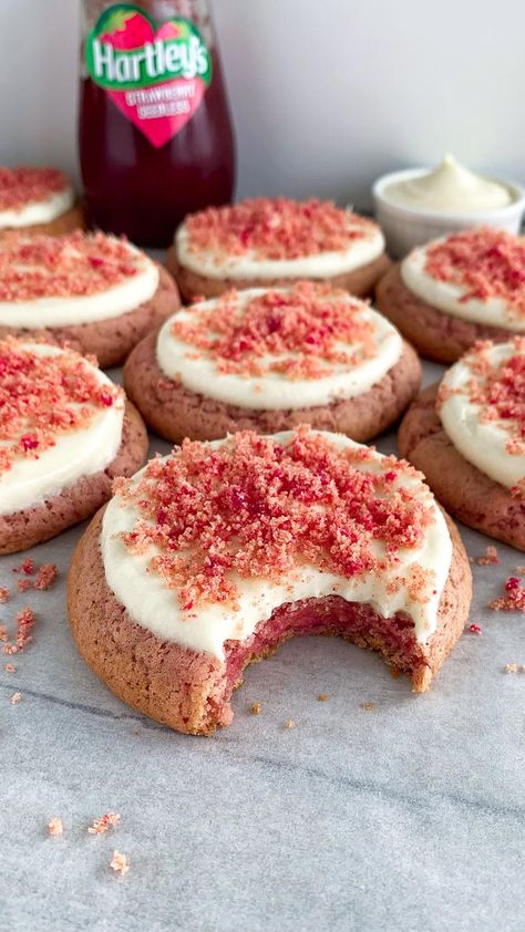 https://www.instagram.com/reel/CbK6AzGKw0B/?utm_medium=share_sheet Shortcake Cookies, Easiest Desserts, Strawberry Shortcake Cookies, Strawberry Crumble, Oreo Cheesecake Cookies, Strawberry Butter, Shortbread Biscuits, Pink Food, Buttercream Cupcakes