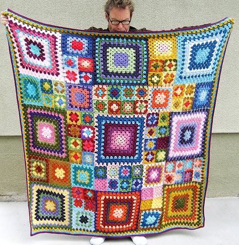 Colorful granny square blanket (no pattern) #crochet #granny_square #blanket Knitted Blanket Squares, Hantverk Diy, Crochet Squares Afghan, Patchwork Blanket, Crochet Granny Square Blanket, Crochet Granny Square, Haken Baby, Square Blanket, Granny Squares Pattern