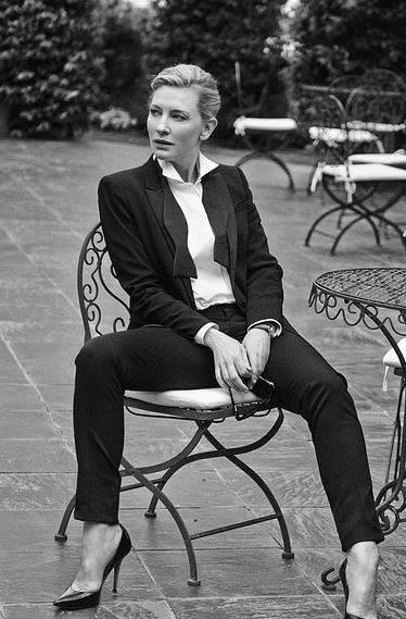 Harlo 🏳️‍🌈 on Twitter: "Cate Blanchett.… " Woman In Suit, Chique Outfit, Costume Noir, Woman Sitting, Cate Blanchett, Men’s Suits, Looks Chic, Look Vintage