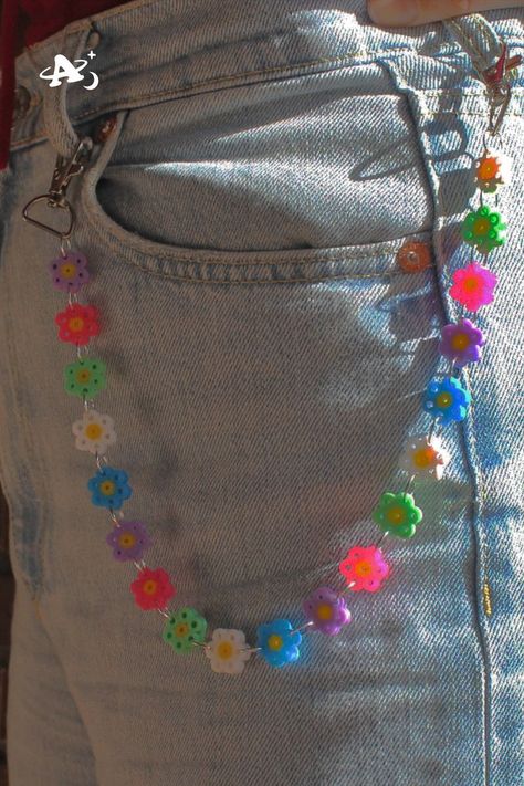 Pant Decoration Ideas, Perler Bead Jean Chain, Pants Decoration Diy, Diy Pants Chain, Diy Jean Chain, Jeans With Beads, Chains For Jeans, Flower Perler Beads, Chain For Pants