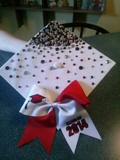 Cheer graduation cap idea! Graduation Cap Bow, Diy Grad Cap, Cheer Banquet, Abi Motto, Cheer Pom Poms, College Graduation Cap Decoration, Grad Hat, Grad Cap Designs, Diy Graduation Cap