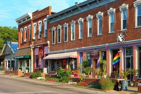 Ohio Adventures, Ohio Attractions, Yellow Springs Ohio, Island Town, Ohio Travel, Weekend Adventures, Yellow Springs, College Town, Park Hotel