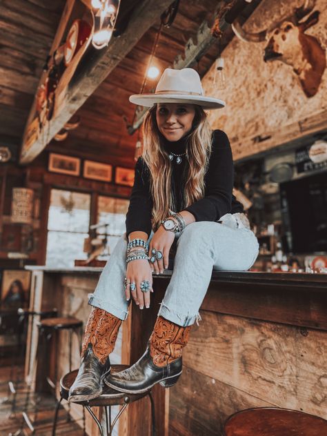 Horse Races Outfit Casual, Horse Races Outfit, Western Grunge Style, Horse Race Outfit, Affordable Trendy Clothes, Western Streetwear, Grunge Western, Western Grunge, Western Photoshoot