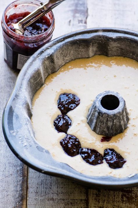 Making a Jelly Doughnut Bundt Cake Doughnut Bundt Cake, Bundt Pan Recipes, Cake Bundt, Savory Cakes, Jelly Doughnuts, Doughnut Cake, Cake Stuff, Salty Cake, Cakes Recipes