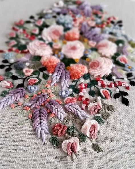 Sina✂Crafts on Instagram: “My passion!” Bullion Knot Stitch, Rococo Embroidery, Embroidery Brazilian, Bullion Knot, Knot Stitch, Embroidery Video, Brazilian Embroidery Stitches, Jacobean Embroidery, Victorian Hand