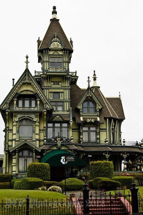 Road Trip West Coast, Historic Victorian Homes, Carson Mansion, Mansion Homes, Arsitektur Art Deco, Mansion Aesthetic, Old Victorian Homes, Victorian Style Homes, Old Mansions