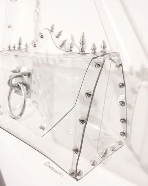 Transparent PVC satchel with silver spikes will keep you on trend.. DIY the look yourself: http://mjtrends.com/pins.php?name=spikes-for-bag Clear Vinyl Bags Diy, Clear Handbags, Sac Diy, Diy Clutch, Vinyl Bag, Diy Bags Purses, Studded Bag, Diy Vinyl, Diy Handbag