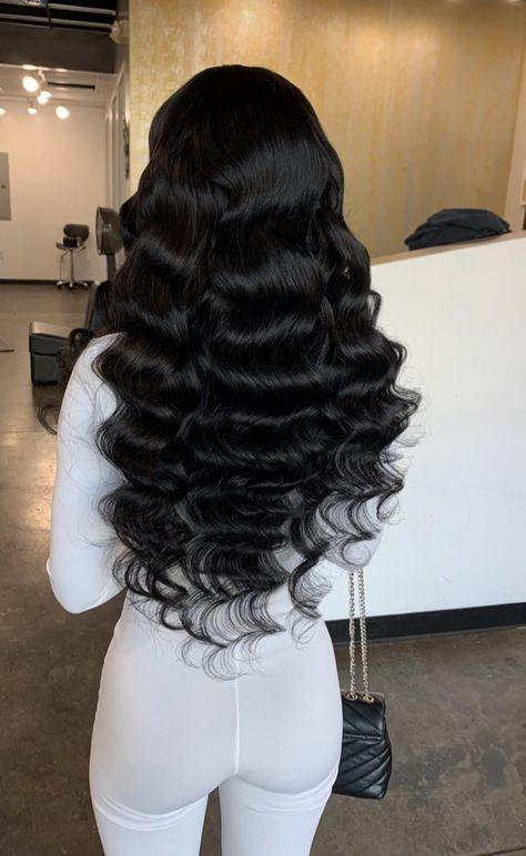 Hollywood Waves Long Hair, Hairstyles Hollywood Waves, Nikkah Makeup, Mexican Hairstyles, Long Hair Waves, Black Wavy Hair, Black Wedding Hairstyles, Peekaboo Hair, Simple Prom Hair