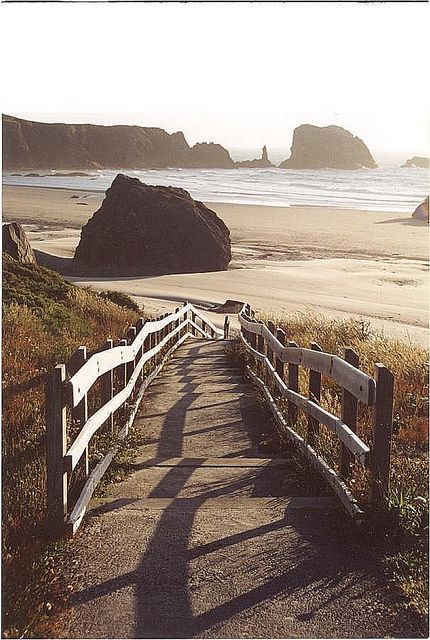 Bandon Beach, Oregon, USA Wanderlust inspiration and ideas for travel and roadtrips. Oregon Beaches, Oregon Road Trip, West Coast Road Trip, Oregon Travel, Oregon Coast, Ocean Beach, Beach Life, Beautiful Beaches, Places To See