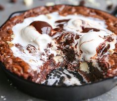 Brownie Skillet, Skillet Desserts, Skillet Brownie, Hot Desserts, Skillet Cake, Iron Recipes, Iron Skillet Recipes, Skillet Recipes, Decadent Chocolate Cake