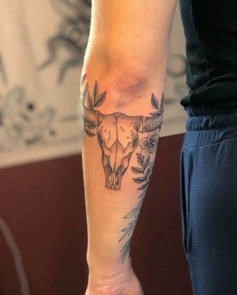 Longhorn Skull Tattoo Long Horn Tattoo For Women, Longhorn Skull Tattoo, Skull Tattoo Meaning, Horn Tattoo, Longhorn Tattoo, Skull Tattoo Ideas, Bull Skull Tattoos, Simple Skull, Longhorn Skull