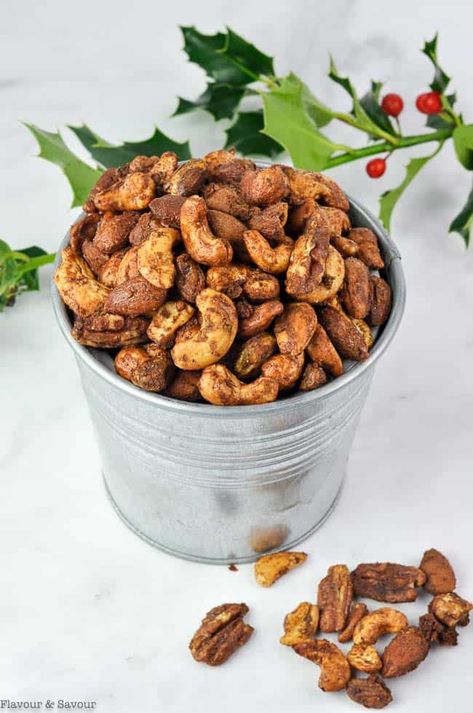 Mixed party nuts, spiced with gingerbread spice, coconut sugar, paprika and pepper. Sweet and spicy! These gingerbread spiced nuts make a great party snack or hostess gift. Sweet And Spicy Mixed Nuts Recipe, Goat Cheese Stuffed Dates, Cheese Stuffed Dates, Mini Cheese Balls, Pumpkin Spice Pecans, Spiced Nuts Recipe, Nut Mixes, Recipe For Gingerbread, Spicy Gingerbread