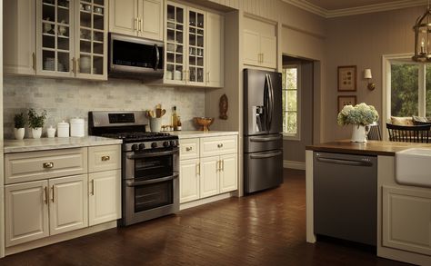 #LGLimitlessDesign #Contest LG Black Stainless Steel Series - Lifestyle - looks good with light cabinets, and really like the backsplash Classic Contemporary Kitchen, Cream Colored Kitchen Cabinets, Black Stainless Steel Appliances, Black Stainless Appliances, Black Stainless Steel Kitchen, Black Appliances Kitchen, Stainless Steel Kitchen Appliances, Outdoor Kitchen Appliances, Black Appliances