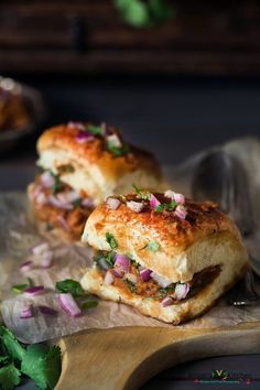 Masala Pav (Spicy Bread) is a very famous, mouth watering road side street food in Mumbai. Masala Pav is a really easy recipe using butter and some species. Spicy Bread, Masala Pav, Street Food India, Pav Recipe, Desi Street Food, Mumbai Street Food, Food Street, Desi Food, Indian Street Food