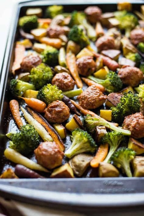 Meatball And Vegetables, Meatballs And Vegetables, Meatball Dinner Ideas, Vegetable Sheet Pan, Sheet Pan Dinners Healthy, Vegetable Meatballs, Healthy Nibbles, Traybake Recipes, Budget Dinner