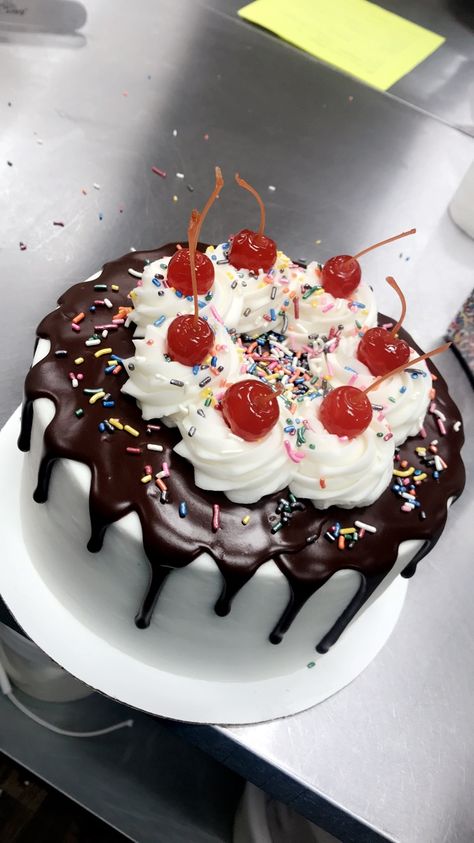 Hot Fudge Sundae Cake, Sundae Cake, Fall Filter, Food Filter, Strawberry Shortcake Dessert, Hot Fudge Sundae, Fudge Sundae, App Filter, Chocolate Cake Designs