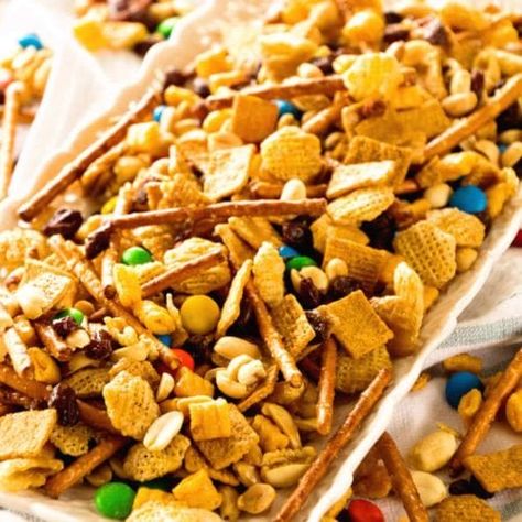 Snack Mix Cheerios Snack Mix, Cheerios Snacks, Fall Snack Mixes, Trail Mix Recipes, Cereal Snacks, Chex Mix Recipes, Fall Snacks, Nut Snacks, Snack Mix Recipes