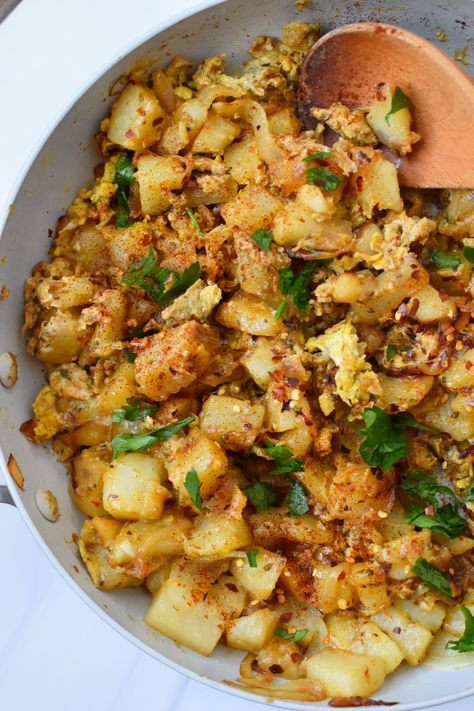 Potato And Eggs, Fresh Herb Recipes, Egg Recipe, Lebanese Recipes, Crushed Red Pepper, Pita Bread, Russet Potatoes, Middle Eastern Recipes, Holiday Cooking