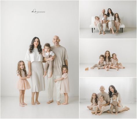 Studio Family Pictures Family Of 5, Neutral Indoor Family Photos, Posing Family Photos, Family Picture Photoshoot, Family Pictures Indoor Studio, Family Of 5 Indoor Photoshoot, Family Photos Studio Outfits, Family Photos With Backdrop, Indoor Family Photos White Background