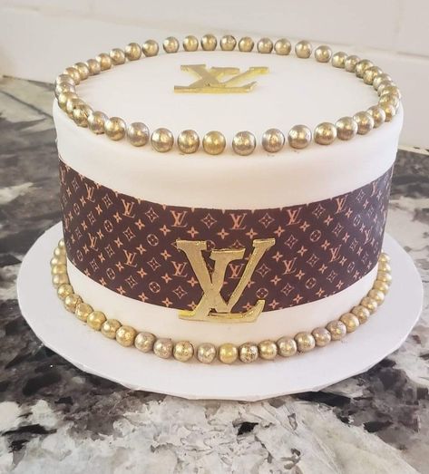 Louis Vuitton Cake For Women, John Cake, Lv Cake, Louis Vuitton Birthday Party, Louis Vuitton Birthday, Chanel Cupcakes, Louis Vuitton Cake, Gucci Cake, 15th Birthday Cakes