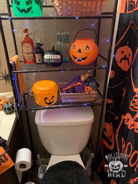 Halloween Decorated Bathroom, Halloween Diy Home Decor, Halloween Bathroom Ideas, Halloween Decor Bathroom, Small Apartment Bathroom Decor Ideas, Halloween Decorations Bathroom, Halloween Living Room Decor Ideas, Halloween Decorations Bedroom, House Room Design