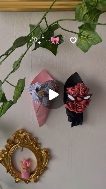 Yasmin 🧸 on Instagram: "DIY paper bouquets: hello kitty and Spider-Man 🎀🕸️🥹 inspo: @yano4kaa.a" Man Bouquet, Diy Gift Card, Paper Bouquet, Instagram Diy, Diy Paper, Diy Gift, Bouquets, Spiderman, Hello Kitty