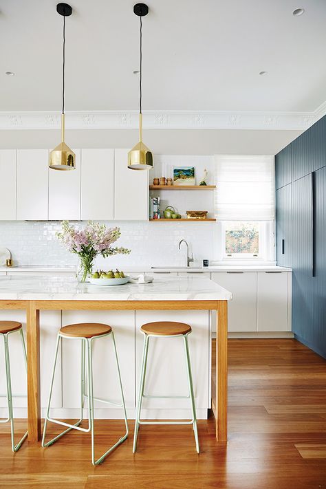 If you're looking to open up your studio, then look no further than these bright hues. Designers share the best paint colors for small spaces. Two Toned Kitchen Cabinets, Popular Interior Design, Ikea Design, Two Tone Kitchen, Classic Kitchen, Australian Homes, Küchen Design, Contemporary Kitchen, Home Decor Kitchen