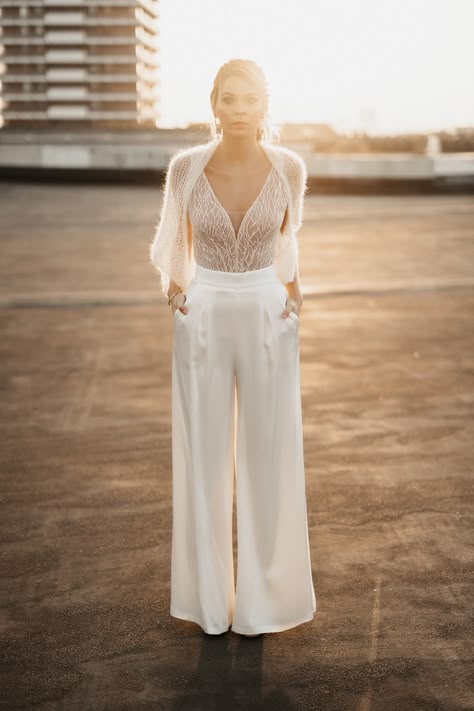 Cool Bride Outfit, Outfit Casamiento Civil, Rehearsal Dinner Dress For Bride, Civil Wedding Outfit, Wedding Outfit Bride, Wedding Suits For Bride, Wedding Rehearsal Dress, Bride Jumpsuit, Casual Bride