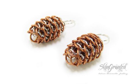 Dragonscale Chainmaille Pinecone Earrings www.facebook.com/SkinGranted Chainmaille Pinecone Tutorial, Pinecone Pattern, Pinecone Earrings, Chainmail Earrings, Chainmaille Earrings, Jump Ring Jewelry, Diy Jewelry Display, Chain Maille, Seasonal Crafts