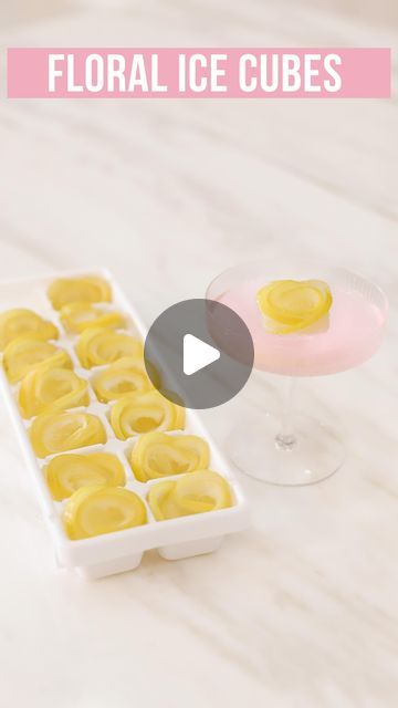 Brittany | Home Decor & Style on Instagram: "DIY floral ice cubes using lemon slices 🍋 this is the cutest idea to add to your cocktails, mocktails, lemonade and lemon waters. I poured sparkling pink lemonade over mine 💗 This is a easy way to elevate your bridal showers, baby showers, or Easter brunch!   #bridalshower #bridalshowerideas #babyshower #babyshowerideas #easterbrunch #lemonade #diy #cocktailrecipes" Daisy Ice Cubes, Lemon In Ice Cubes, Frozen Lemon Ice Cubes, Citrus Ice Cubes, Bridal Shower Lemonade Recipe, Lemon Ice Cubes, Floral Ice Cubes, Flower Ice Cubes, Easter Cocktails