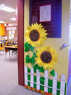 Spring Classroom Door, Spring Door Decoration, School Door Decorations, Spring Classroom, School Doors, Door Displays, Door Decorations Classroom, Classroom Bulletin Boards, Class Decoration