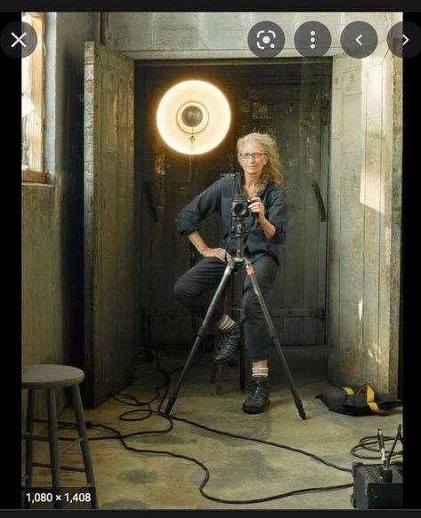 Annie Leibovitz Portraits, Anne Leibovitz, Annie Leibovitz Photos, Photographer Self Portrait, Annie Leibovitz Photography, Vision Photography, Environmental Portraits, Portrait Lighting, Annie Leibovitz