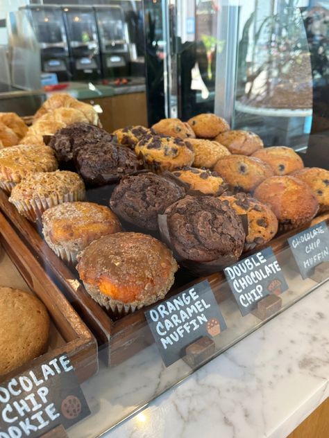 Bakery Muffins Aesthetic, Muffin Presentation Ideas, Fall Farmers Market Display, Cafe Display Case, Farmers Market Display Ideas Baked Goods, Muffin Display Ideas, Bakery Pop Up Shop Display Ideas, Baked Goods Farmers Market, Farmers Market Cupcakes