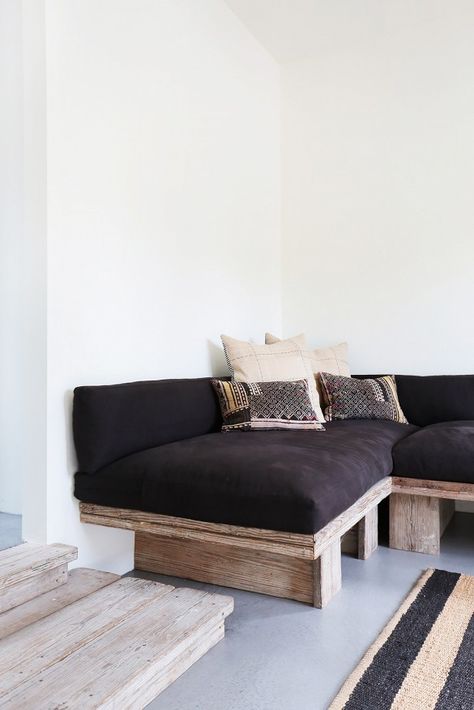 Schmeißen Sie doch Ihr altes Sofa weg und basteln Sie sich ein neues ;) Black Couch, Built In Sofa, Malibu Home, Diy Sofa, Home Fashion, Sofa Design, Home Deco, Interior Designers, Living Room Designs