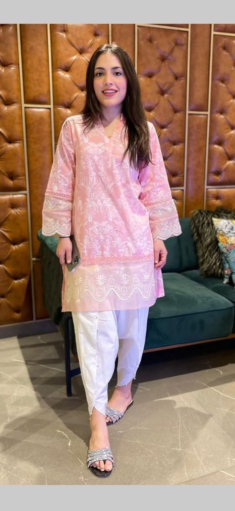 Dress Indian Style Simple Cotton, Trendy Pakistani Suits, Short Pakistani Suits, Pakistani Short Kurta Designs Women, Short Kurta Suits Women, Summer Kurta Design For Women, Suit Degins Latest, Pakistani Suit Stitching Style, Summer Pakistani Outfits