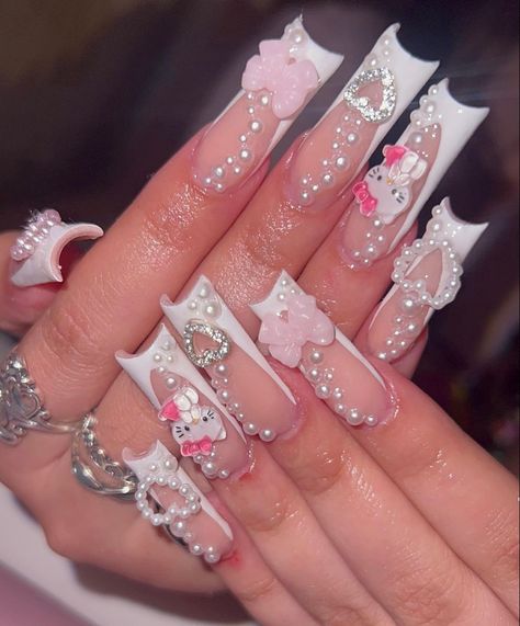 Y2k Nails Acrylic Long Hello Kitty, Hello Kitty Diamond Nails, Pearl Hello Kitty Nails, Long Hello Kitty Acrylic Nails, Gemmed Out Nails, Latina Nails Hello Kitty, Hello Kitty Nails With Gems, Cute Rhinestone Nails, Hello Kitty Freestyle Nails