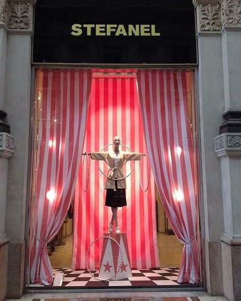 Stefanel window display, Milan Circus Display, Carnival Store, Store Window Displays, Christmas Window Display, Window Display Design, Christmas Party Themes, Retail Inspiration, Kiosk Design, Hula Hoops