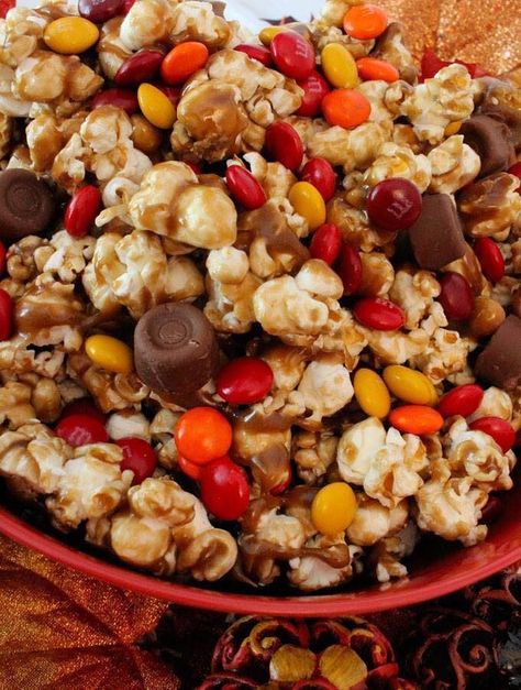 Harvest Caramel Corn - The BEST Halloween Treat ideas! Harvest Caramel Corn, Movie Night Desserts, Grinch Popcorn, Sweet And Salty Popcorn, Thanksgiving Party Food, Restaurant Desserts, Fun Fall Treats, Peanut Butter Popcorn, Thanksgiving Desserts Table