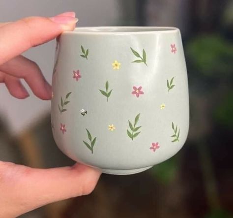 Easy Diy Mug Painting, Small Pottery Painting Ideas, Ceramic Art Painting Ideas Easy, Dainty Pottery Painting, Simple Mug Painting, Pottery Painting Flowers Easy, Mug Painting Ideas Flowers, Mug Pottery Painting Ideas Simple, Floral Painted Pottery