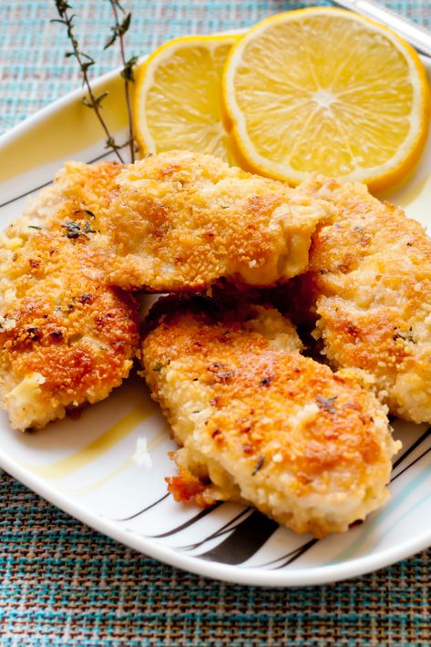 Weight Watchers Parmesan Chicken Recipe. Looking for a healthy, quick, and easy dinner option? Parmesan chicken is a great choice! Not only is it low carb, but it's also packed with protein and full of flavor. Plus, it's simple to make. Made with Italian seasoned breadcrumbs, paprika, parsley, garlic powder, and pepper. A quick and easy 30 dinner idea. 2 WW Freestyle Points and 3 Smart Points Easy Vegetarian Sides, Vegetarian Side Dish Recipes, Chicken Parmesan Recipe Easy, Chicken Cutlet Recipes, Plats Weight Watchers, Cutlets Recipes, Weight Watchers Chicken, Weight Watchers Recipes Desserts, Weight Watchers Chicken Recipes