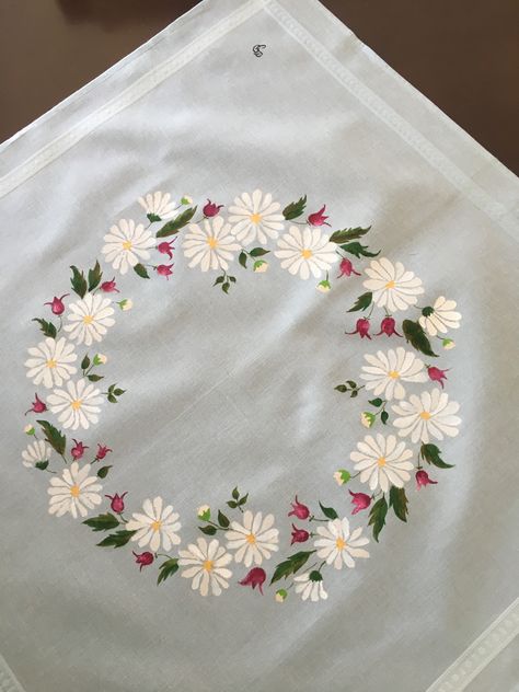 Fabric Painting On Table Cloth, Table Cloth Fabric Painting Design, Table Cloth Embroidery Handmade, Katha Design, Sulaman Pita, Painted Clothes Diy, Clothes Embroidery Diy, Simple Flower Design, Hand Painted Dress