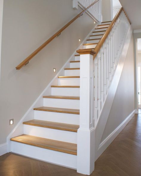 31 Closed Staircase Ideas - Transform Your Space with Chic Designs - placeideal.com Staircase Design White And Wood, Townhome Stairs, Lounge Staircase, Light And Airy Staircase, Wood And White Staircase, Staircase Realling, Light Stain Staircase, Natural Light Staircase, Staircase Ideas Remodel